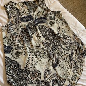 Sleeveless, v-neck lightweight tunic top.